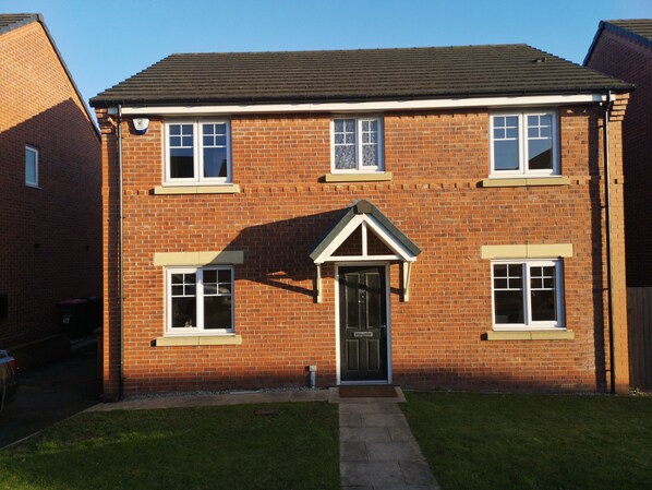 Exterior - 4 BEDROOM DETACHED HOUSE IN THE POPULAR QUIET NIGHTINGALE GARDENS (Swinton Manchester)