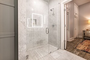 Combined shower/bathtub - Luxury Condo Walk Anywhere & Everywhere! The Bordeaux (New Orleans)