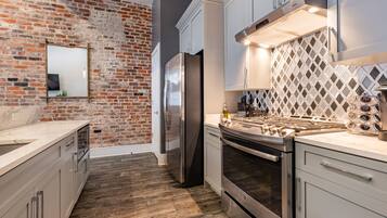 Spices, dining tables, kitchen islands