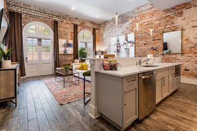 Luxury Condo Walk Anywhere & Everywhere! The Bordeaux