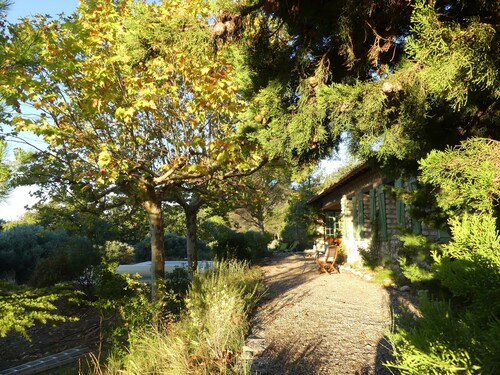 Provencal house ten minutes walk from Lourmarin at the foot of the Luberon