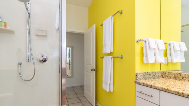 Une salle de bain avec une douche, des toilettes et un lavabo.