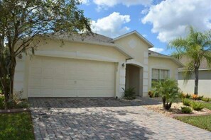Exterior - Gorgeous Oasis Retreat:  Conservation View, Spa, Game Room - 10 Min From Disney! (Kissimmee)