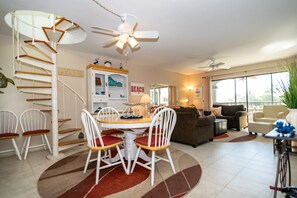 Dining - Ocean Park Terrace 202 Gulf Front Spacious 2/2 Pool Condo Rooftop Deck (Bradenton Beach)