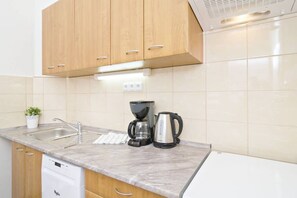Microwave, oven, dishwasher, coffee/tea maker