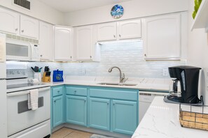 Kylskåp, mikrovågsugn, ugn och spishäll