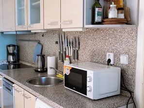 Refrigerador, microondas, horno y parrilla de estufa 