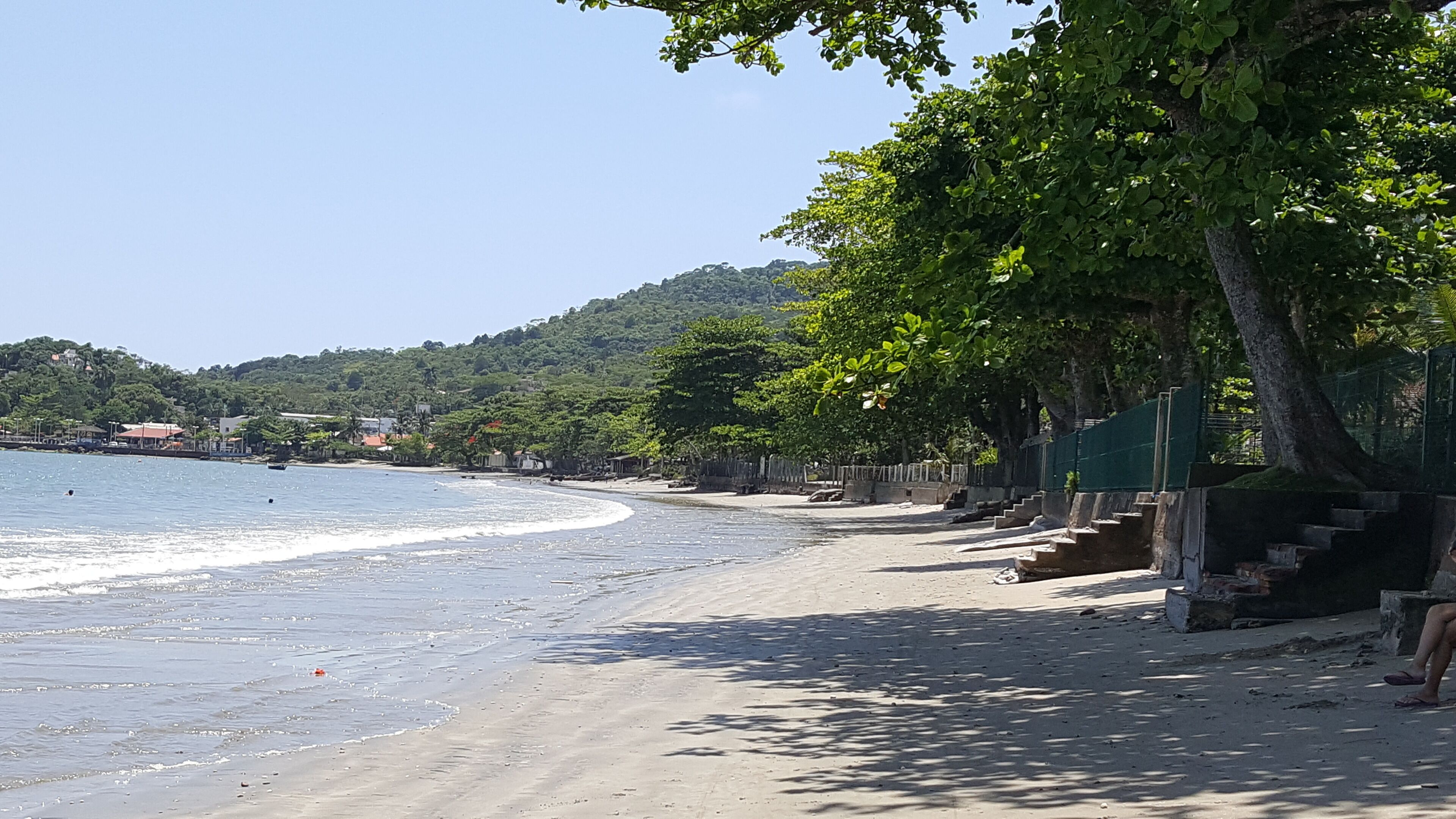 Perto da praia, espreguiçadeiras 