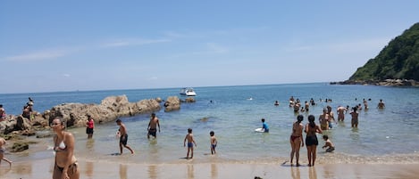 在海滩、沙滩椅