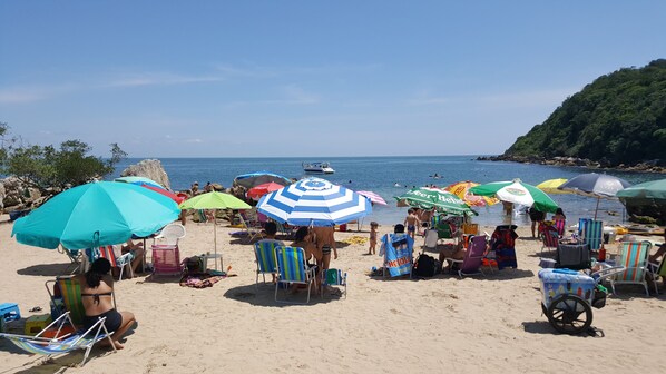 Perto da praia, espreguiçadeiras