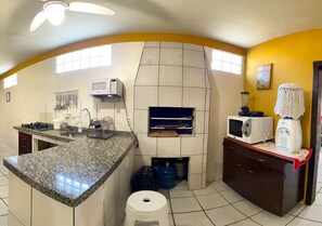 Geladeira, fogão, cooktop, chaleira elétrica