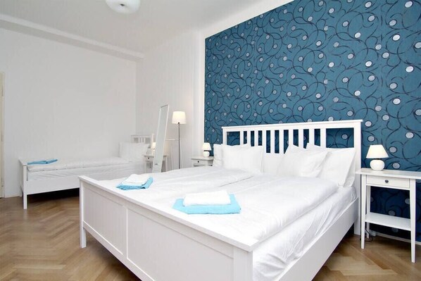 5 bedrooms, iron/ironing board, WiFi, bed sheets