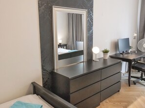 5 habitaciones, tabla de planchar con plancha, wifi y ropa de cama 