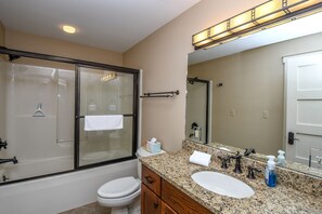 House, Multiple Beds, Hot Tub | Bathroom