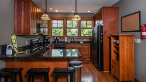 Rumah, Beberapa Tempat Tidur, hot tub | Dapur pribadi | Mesin pembuat kopi/teh, lemari es, microwave, dan kompor
