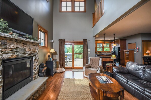 House, Multiple Beds, Hot Tub | Living room | Fireplace - Relaxation Ridge (Oakland)