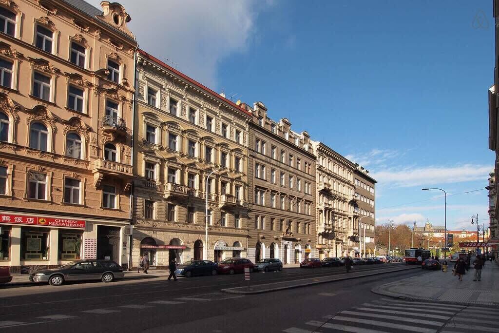 Ein mehrgeschossiges Gebäude mit klassischer Architektur, verziert mit aufwendigen Fassaden und großen Fenstern.