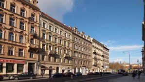 Um edifício de vários andares com arquitetura clássica, destacando fachadas ornamentadas e amplas janelas.