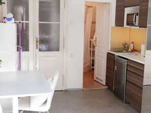 Kjøleskap, mikrobølgeovn, kokeplater og kaffetrakter/tekoker