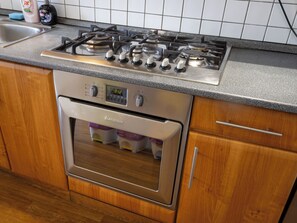 Wasserkocher mit Kaffee-/Teezubehör, Kühlschrank, Mikrowelle, Ofen
