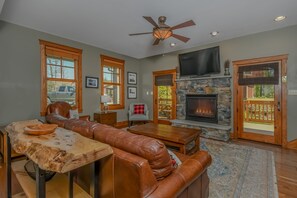 House, Multiple Beds, Hot Tub | Living room - Wine Down (Oakland)