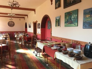 Daily buffet breakfast (PLN 20 per person)