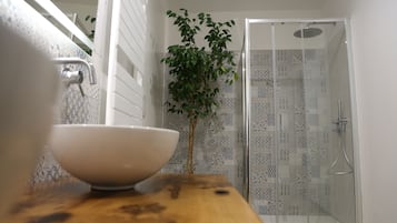 Vierbettzimmer (Lagom) | Badezimmer | Dusche, Regendusche, kostenlose Toilettenartikel, Haartrockner