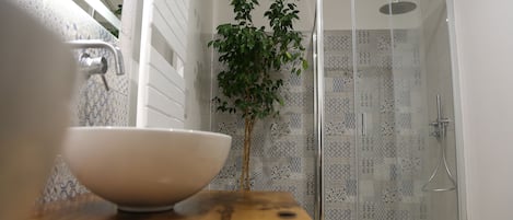 Chambre quadruple (Lagom) | Salle de bain | Douche, douche cascade, articles de toilette (gratuits)