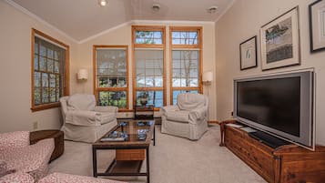 House, Multiple Beds, Hot Tub | Living room | Fireplace