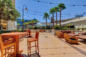 Outdoor dining - No Resort Fee ! Strip View Suite - Pools & Parking (Las Vegas)
