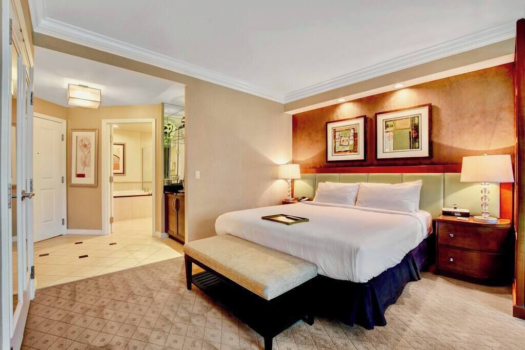 1 室のベッドルーム、セーフティボックス (室内)、デスク、アイロン / アイロン台