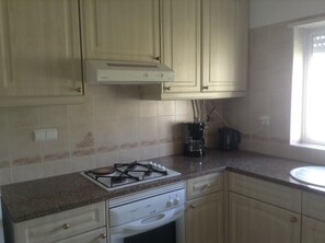 ثلاجة، ميكروويف، فرن، موقد طهي مسطح