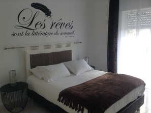 2 عدّة غرف نوم ومكواة/لوح كي وسرير سفر وواي فاي مجانًا