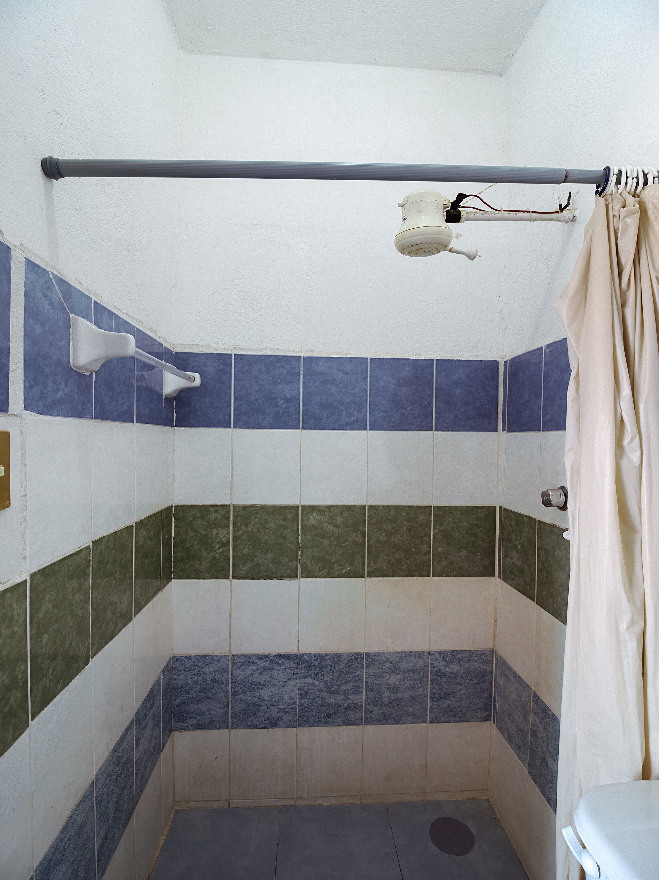 Quarto triplo standard | Banheiro | Chuveiro, toalhas de banho, sabonete 