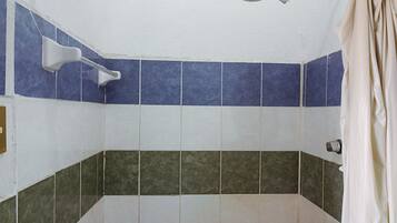 Standard Triple Room | Bathroom