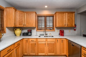 House, Multiple Beds, Hot Tub | Private kitchen | Fridge, microwave, stovetop, dishwasher - Picture Perfect (Oakland)