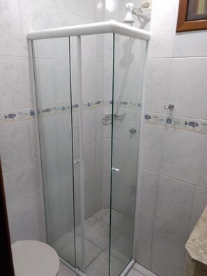 Ducha, artículos de tocador gratuitos, secador de pelo, toallas