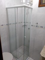 Ducha, artículos de tocador gratuitos, secador de pelo, toallas