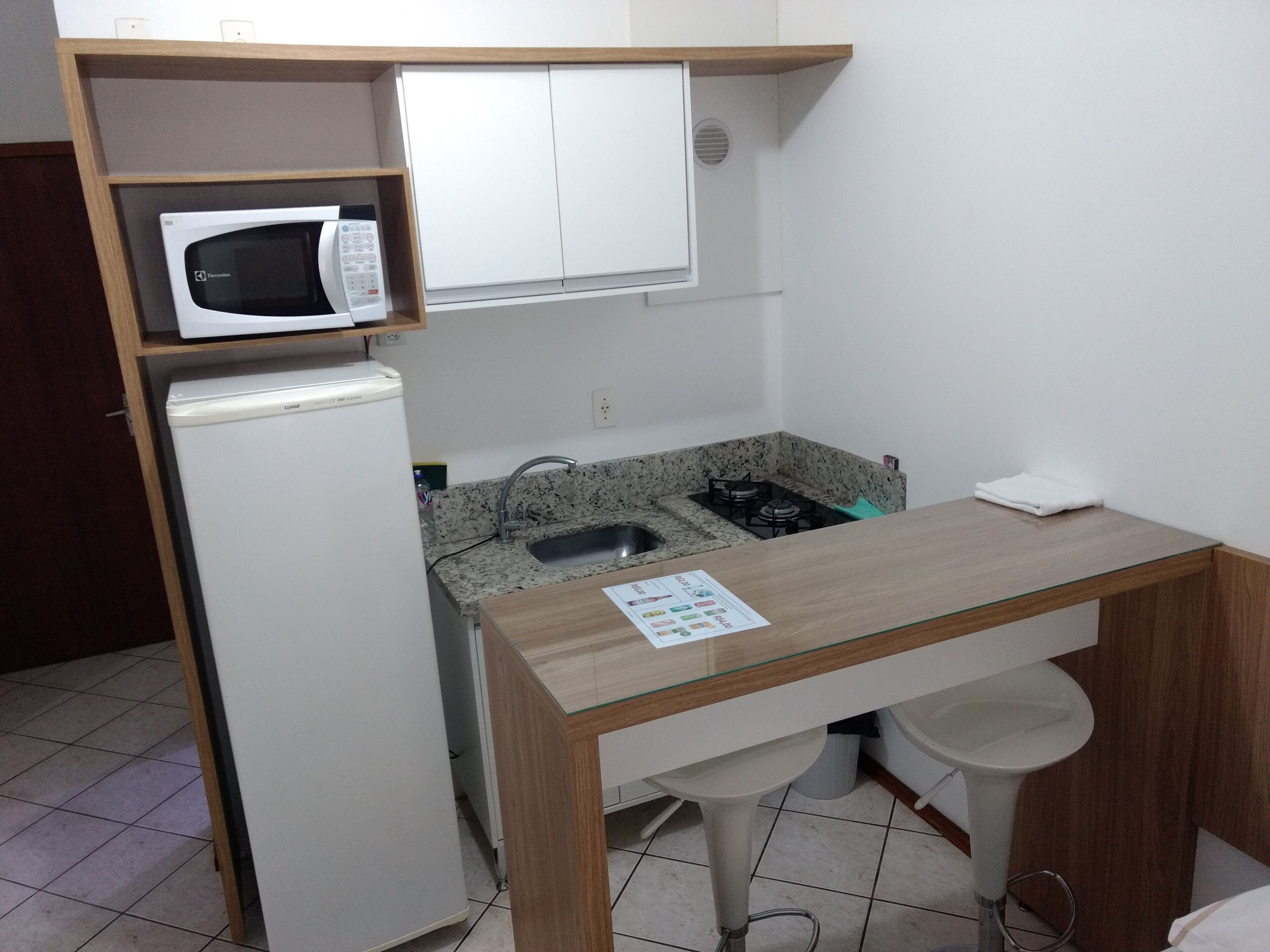 Estudio familiar | Cocina básica privada | Frigorífico, microondas, horno y placa de cocina