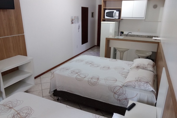 Muebles diferentes, escritorio y espacio para trabajar con laptop
