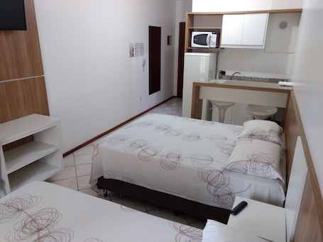 Muebles diferentes, escritorio y espacio para trabajar con laptop