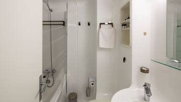 SĂšche-cheveux, serviettes fournies