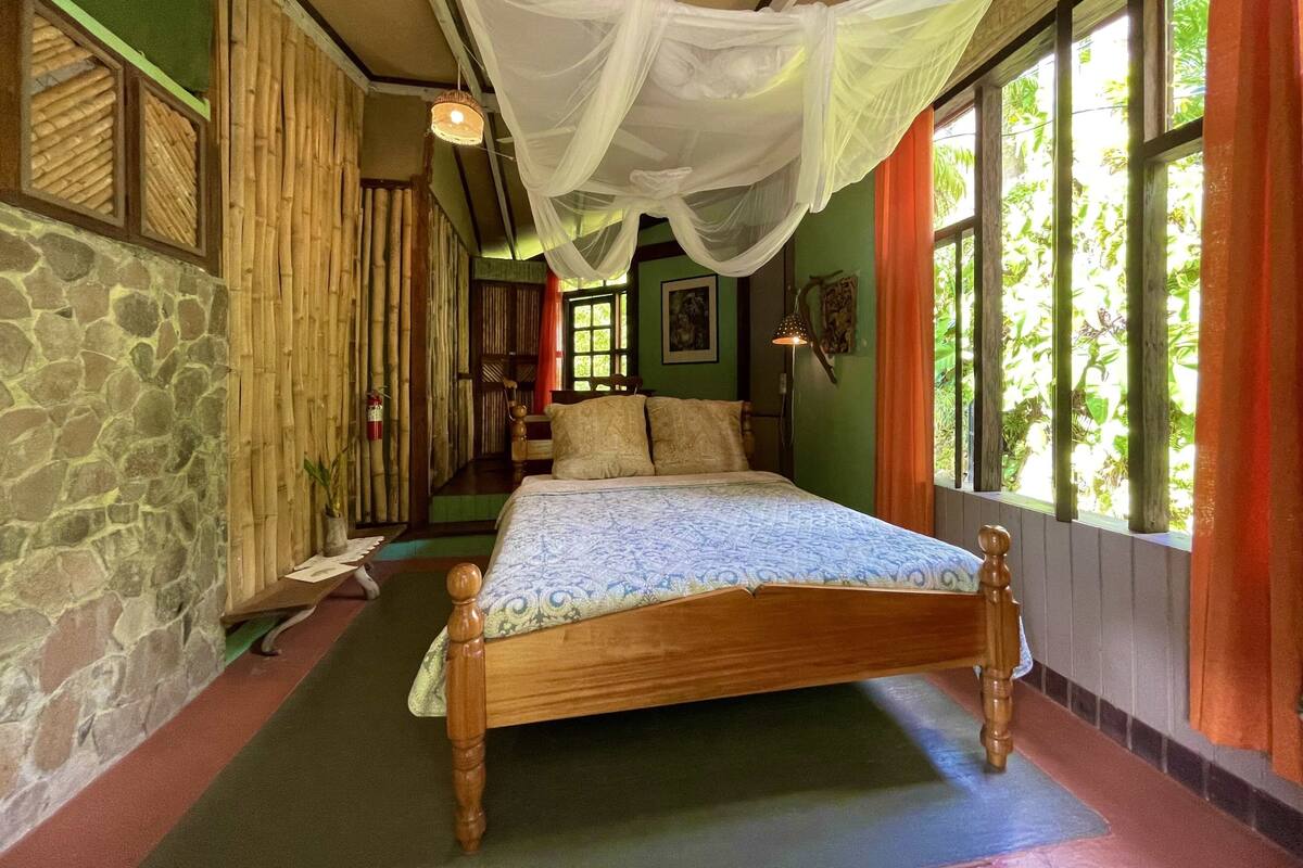 Kamar Double Klasik | Ruang kerja ramah laptop, Wi-Fi gratis, dan didekorasi berbeda-beda