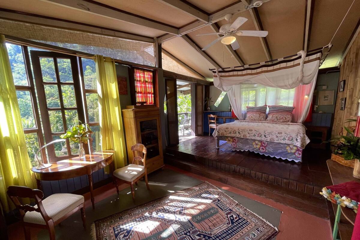 Kamar Double Premier | Ruang kerja ramah laptop, Wi-Fi gratis, dan didekorasi berbeda-beda