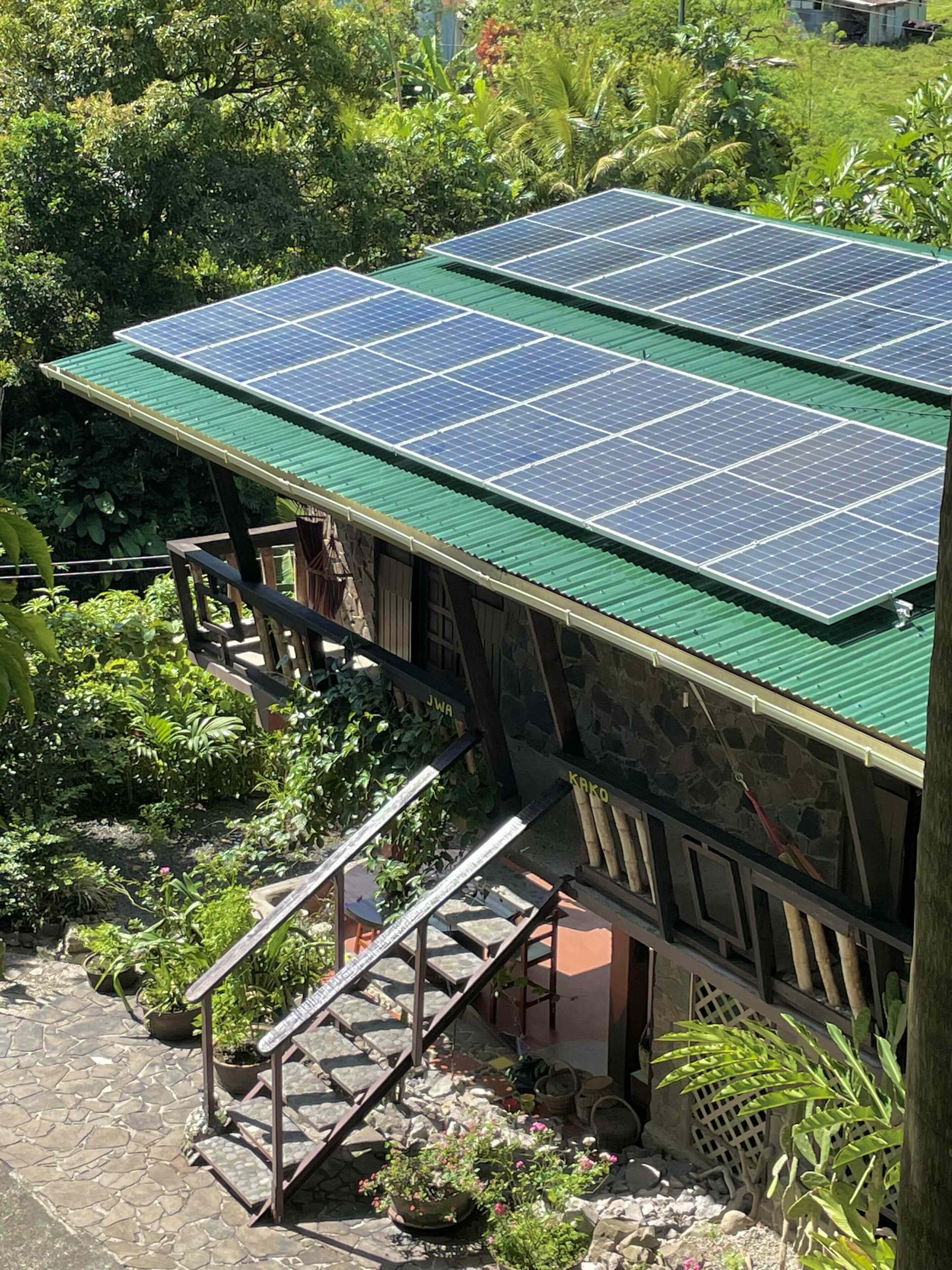 Un edificio con techo verde y paneles solares.