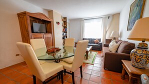 Villa Deluxe | Salle de séjour | Télévision à écran plat de 40 pouces avec chaînes numériques, télévision