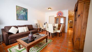 Deluxe Villa | Living room | 40-inch flat-screen TV with digital channels, TV, fireplace