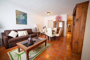 Villa Deluxe | Soggiorno | TV a schermo piatto 40 pollici con canali digitali, TV, caminetto