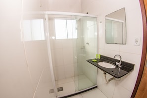 Kamar Double | Kamar mandi | Shower, handuk, sabun, dan sampo