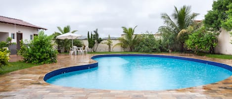 Una piscina al aire libre